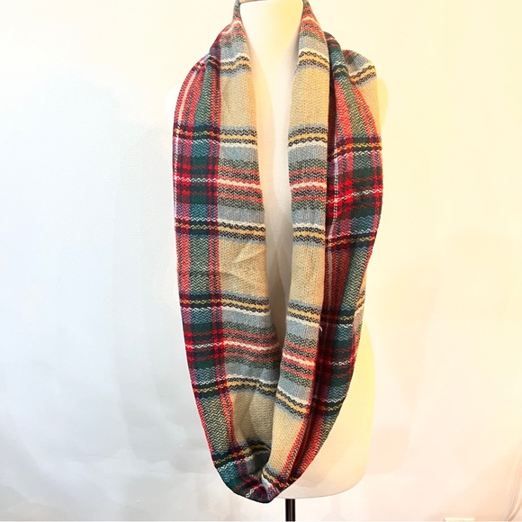 Large Infinity Blanket Scarf Plaid Tartan
Pattern (Beige/Green/Red) - Picture 2 of 8